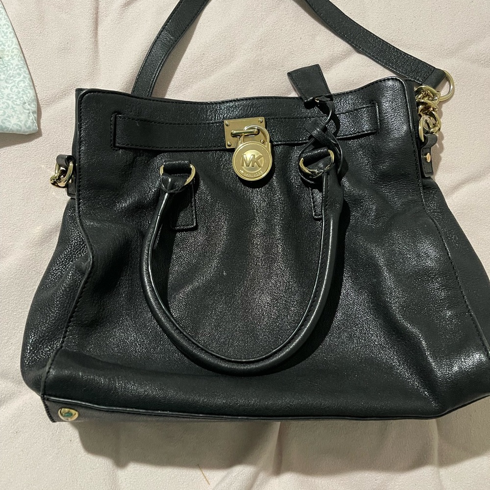 Michael kors bag regular size, in good condition, a little bit of off stiching